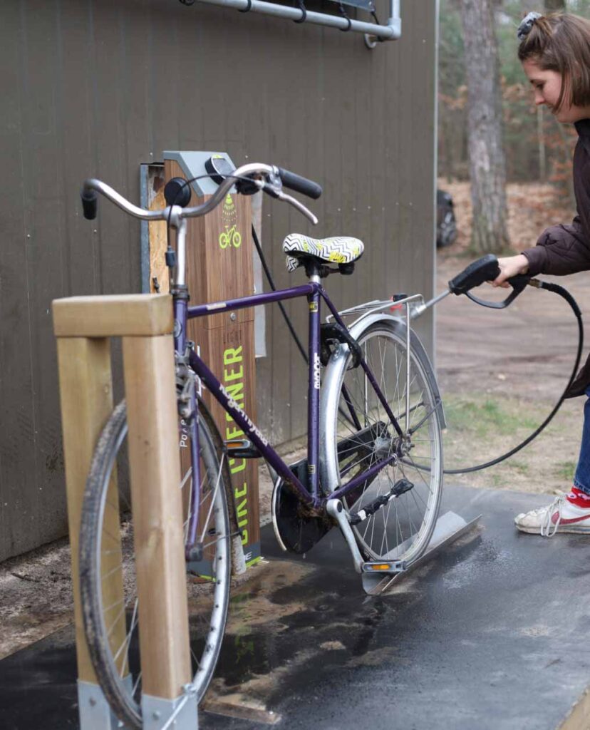 Bike Cleaner op de parkeerplaats van boscafé de Zweef