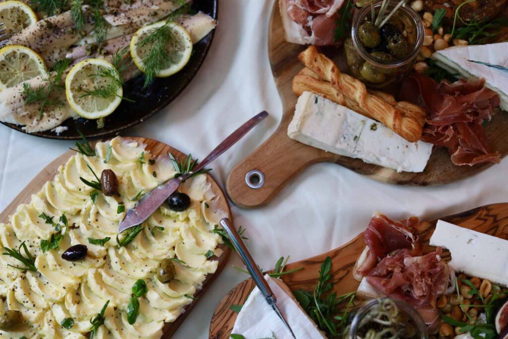 Borrelplanken van Italian Night met makreel, olijven, een butterboard, kaasstengels en italiaanse hammen